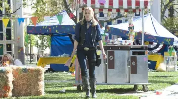 Gold oval belt buckle worn by Britta Perry (Gillian Jacobs) in Community (S02E24)