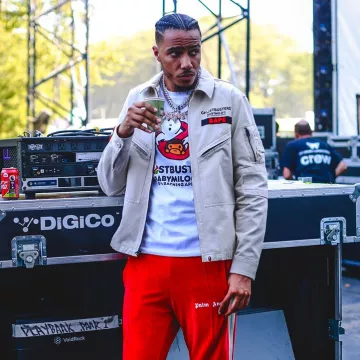 La camiseta beige BAPE x Ghostbusters Baby Milo usada por AJ Tracey en su cuenta de Instagram @ajtracey
