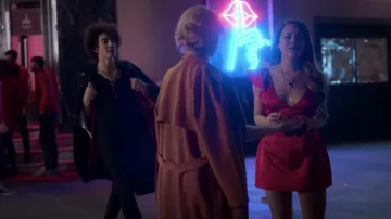 Key Necklace pendant worn by Lu (Danna Paola) as seen in Elite (S02E03)