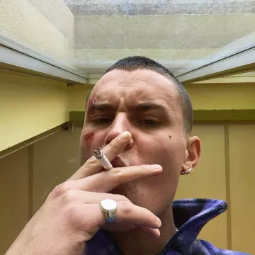 Signet ring worn by Aron Piper as seen on his Instagram account