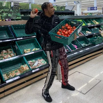 The pants bandana worn by AJ Tracey on his account Instagram @ajtracey