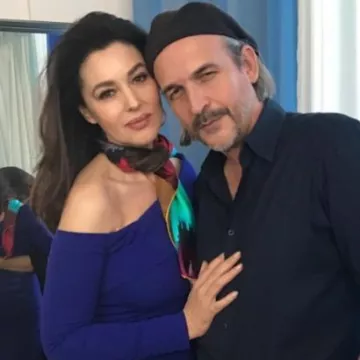 The beautiful scarf 3 monkeys signed by Innangelo worn by Monica Bellucci on his account Instagram @monicabellucciofficiel