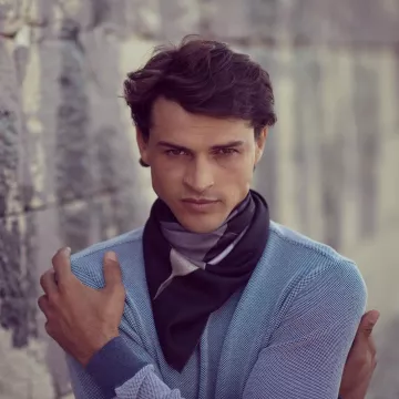 The scarf magnolia black Innangelo worn by Romulo Pires on the account Instagram of @innangelo