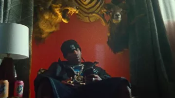 The controller PS4 Dualshock gold used by Travis Scott in Json clip OUT WEST with ACKBOYS feat. Young Thug 