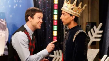 De l'or et de rouge joyau de la couronne portée par Abed Nadir (Danny Pudi) dans la Communauté (S03E10)