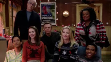 Red white and black Aztec poncho worn by Shirley Bennett (Yvette Nicole Brown) in Community (S03E10)