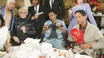 Rouge gants de boxe organisé par Abed Nadir (Danny Pudi) dans la Communauté (S02E19)