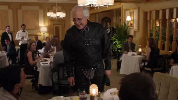 Arnés de cuero negro usado por Pierce Hawthorne (Chevy Chase) en community (S02E19)