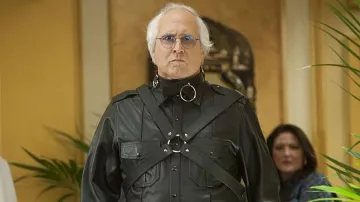 Cuello de junta tórica de cuero negro usado por Pierce Hawthorne (Chevy Chase) en community (S02E19)
