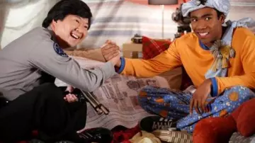 Pantalones de pijama de baloncesto azules usados por Troy Barnes (Donald Glover) en Community (S03E14)