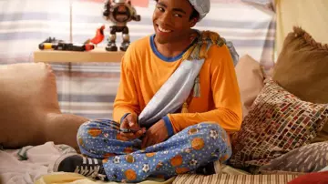 Zapatillas Adidas de ante azul usadas por Troy Barnes (Donald Glover) en Community (S02E19)