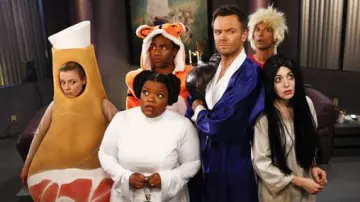 Túnica de seda satinada azul y blanca usada por Jeff Winger (Joel McHale) en Community (S04E02)