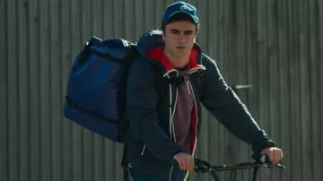 La cazadora azul marino que lució Samuel García Domínguez (Itzan Escamilla) en la serie Elite