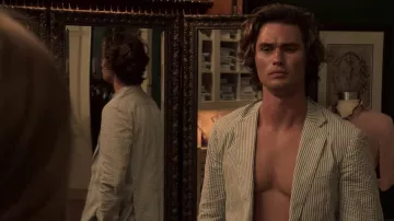 El traje a rayas blancas de John B (Chase Stokes) en Outer Banks S01E04