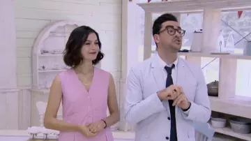 La robe rose portée par Julia Chan dans The Great Canadian Baking Show (S01E08)