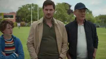 La gabardina usada por Adam Price (Richard Armitage) en la serie Intimidation (Temporada 1 Episodio 4)