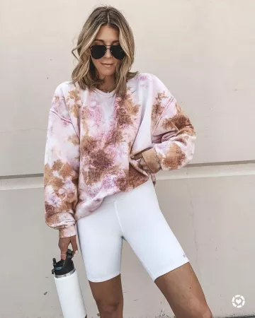 Sudadera Crewneck teñida de corbata de Becky Hillyard en la cuenta de Instagram @cellajaneblog