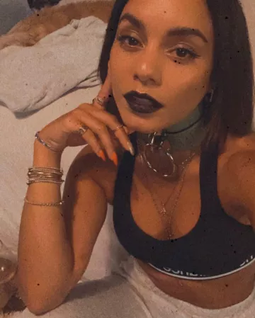 New Balance Pace Sports Bra usado por Vanessa Hudgens Instagram Pic 18 de abril de 2020