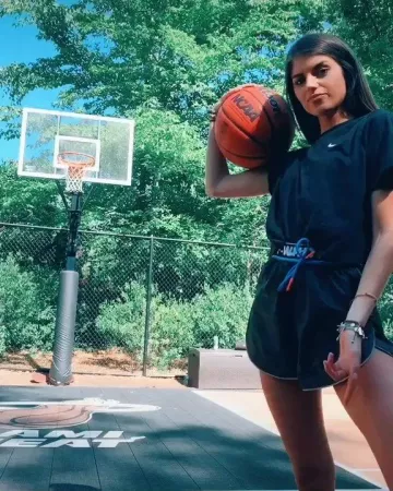 Nike Noir Mini Swoosh Crop T-Shirt porté par Madison Prewett Tiktok 18 avril 2020