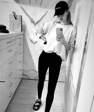 Chanel Tpu Sandalias de playa usadas por Rosie Huntington-Whiteley Instagram Stories Preguntas y respuestas 16 de abril de 2020