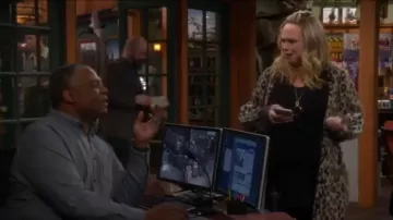 Leone Al­paca Cardi­gan of Kristin Baxter (Amanda Fuller) in Last Man Standing Season 8 Episode 19