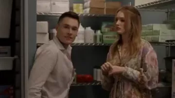 Robe à fleurs portées par Kirby Anders (Maddison Brun) dans la Dynastie Saison 3 Épisode 18