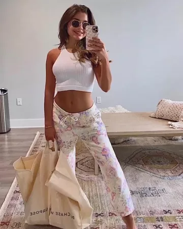 Or Charnière Racerback Crop Top porté par Hannah Ann Sluss À la Maison le 16 avril 2020