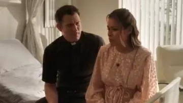 Vestido de capa rosa usado por Cristal Carrington (Daniella Alonso) en Dynasty Temporada 3 Episodio 18