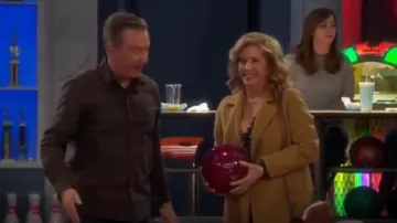 Sin­gle Breast­ed Short Coat worn by Vanessa Baxter (Nancy Travis) in Last Man Standing Season 8 Episode 19