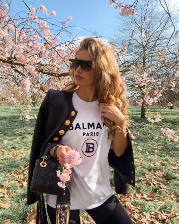 Camiseta de algodón Balmain White con el logo negro de Balmain Paris usada por Maja Malnar en su cuenta de Instagram @majamalnar