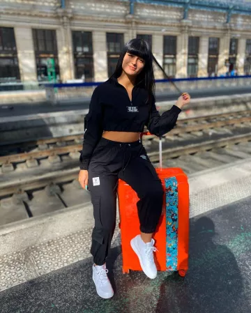 La sudadera negra recortada que lleva Lenna Vivas en su cuenta de Instagram @lenna.vivas
