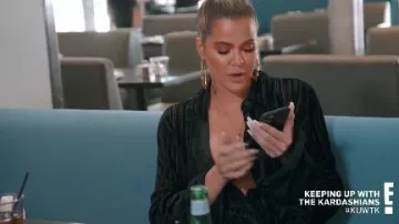 En Velours à rayures Chemisier porté par Khloé Kardashian en Gardant en Place avec la KardashiansSeason 18 Épisode 4