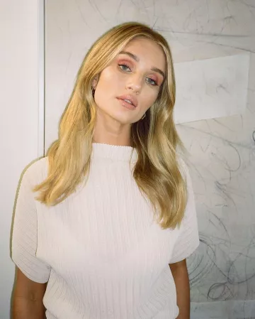 La camiseta Row Karolina usada por Rosie Huntington-Whiteley Hourglass 17 de abril de 2020