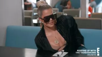 Carré, Lunettes de soleil portées par Khloé Kardashian en accord avec les Kardashians Saison 18 Épisode 4