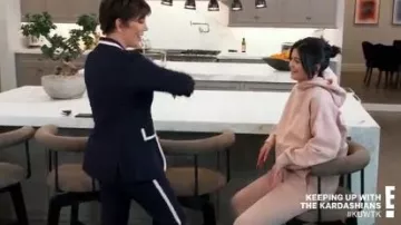 Blush Hoodie, portés par Kylie Jenner en accord avec les Kardashians Saison 18 Épisode 4