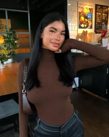 Boohoo Rib Knit Turtle Neck Long Sleeve Top de Aisha Potter en su cuenta de Instagram @aishapotter