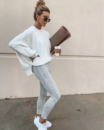 Leggings grises de Becky Hillyard en la cuenta de Instagram @cellajaneblog