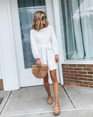 Vestido de suéter blanco de Becky Hillyard en la cuenta de Instagram @cellajaneblog