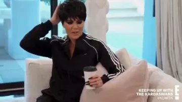 Adidas Noir Veste de survêtement porté par Khloé Kardashian en Gardant en Place avec la KardashiansSeason 18 Épisode 4