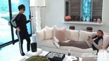 Adidas Noir Pantalon porté par Khloé Kardashian en accord avec les Kardashians Saison 18 Épisode 4