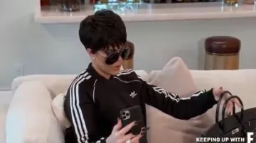 Aviator Lunettes de soleil portées par Khloé Kardashian en accord avec les Kardashians Saison 18 Épisode 4