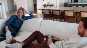 Veste bleue portée par Khloé Kardashian en accord avec les Kardashians Saison 18 Épisode 4