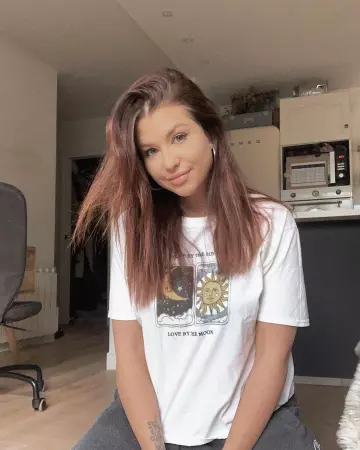 The t-shirt Live By The Sun / Love By The Moon, worn by Marie Lopez aka EnjoyPhoenix on his account Instagram @enjoyphoenix