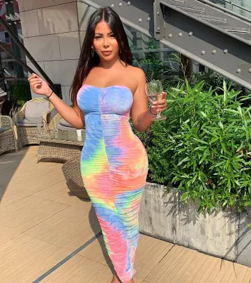 El colorido vestido largo plisado bustier usado por Maeva Ghennam en su cuenta de Instagram @maevaa.ghennam