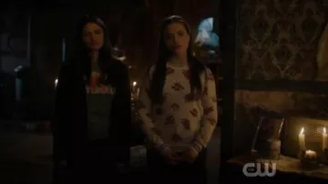Camiseta gris usada por Mel Vera (Melonie Diaz) en Charmed Temporada 2 Episodio 18
