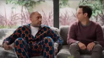 Marine/Orange Pantalon porté par le Kenya Barris (Kenya Barris) dans #blackAF Saison 1 Épisode 1
