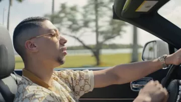 Le polo Gucci motif GG blanc marron de Maes dans son clip Blanche feat. Booba