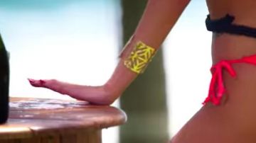 El manguito dorado con estampados geométricos que lució Chloé en Séduction Haute Tension