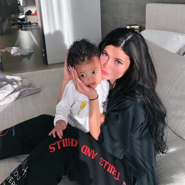El pantalón negro de Travis Scott que lució Kylie Jenner en su cuenta de Instagram @kyliejenner