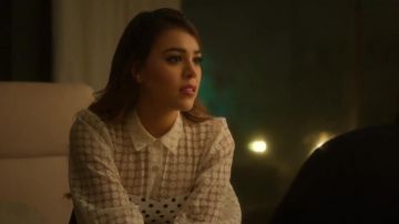 The gown in organza with a floral print (daisies) Zara Lu (Danna Paola) in Elite (S03E01)